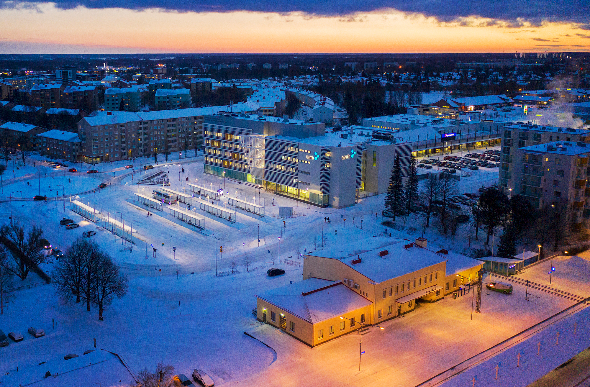 Talvinen ilmakuva kampuksesta ja sen ympäristöstä.