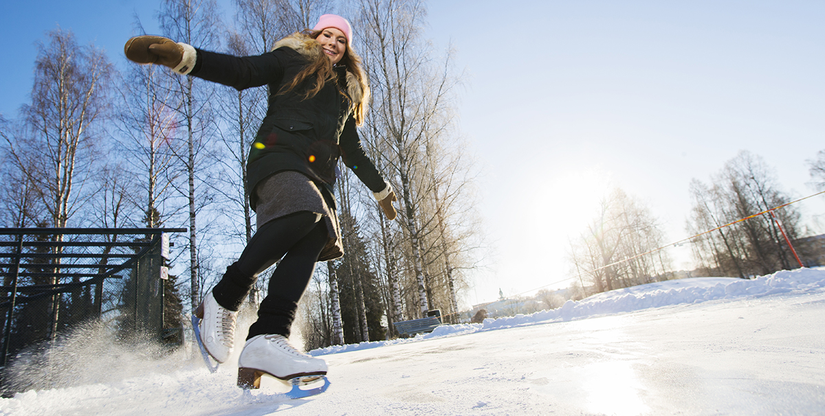 Nuori nainen luistelee. Young woman is ice skating.