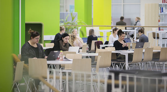 Students at SAMK-campus Pori library.