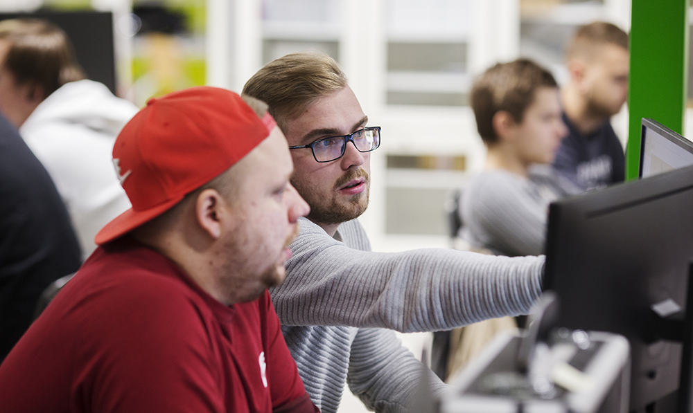 Opiskelijoita automaatiotekniikan laboratoriossa.