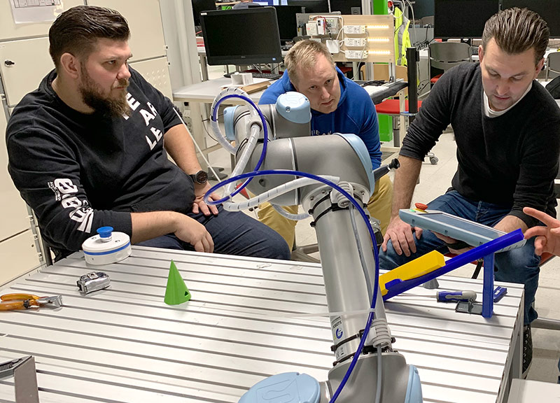 HSL-Robo -hankkeen työpaja RoboAI:n laboratoriossa.