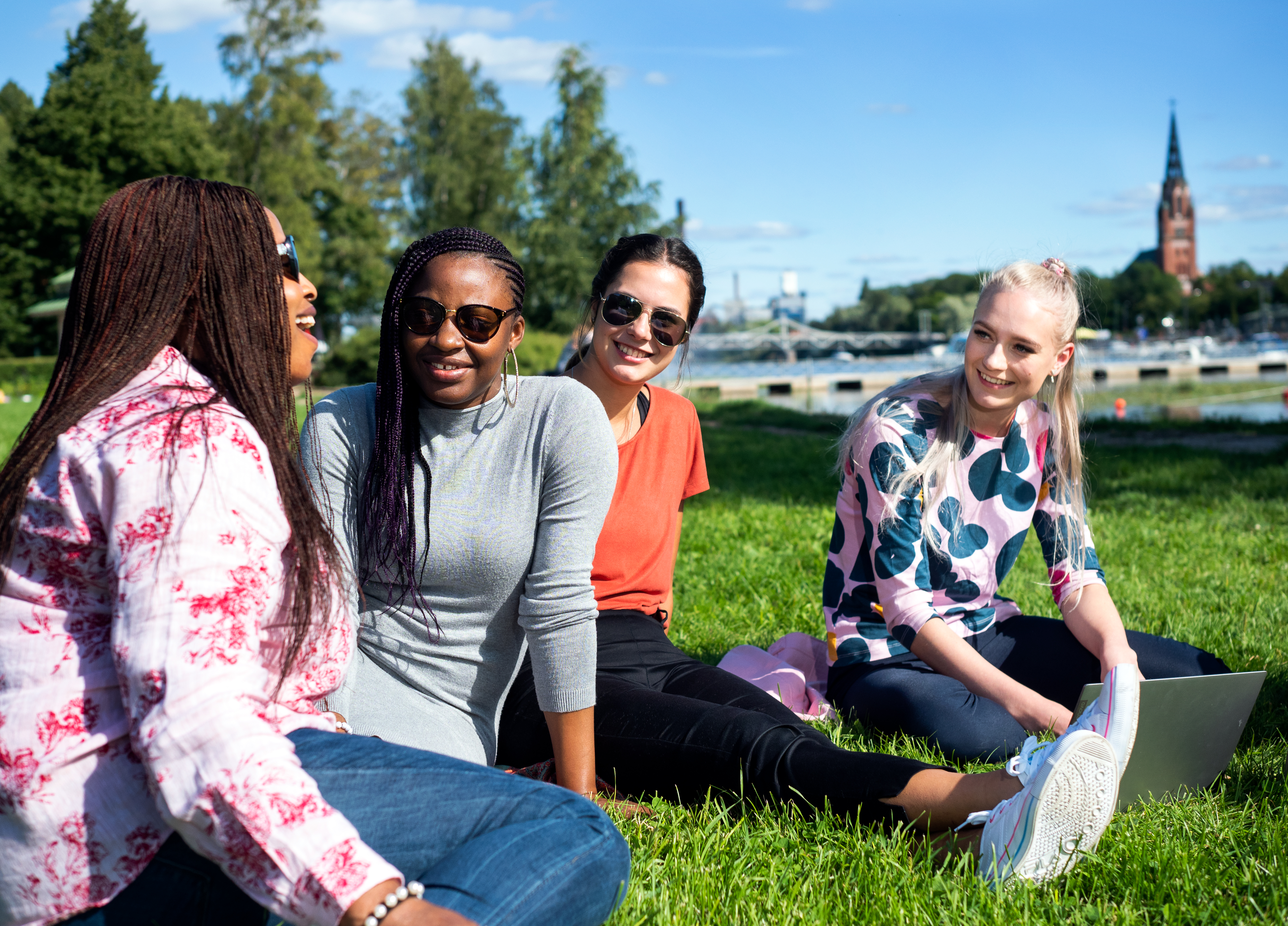 SAMK students studying outside in summer.