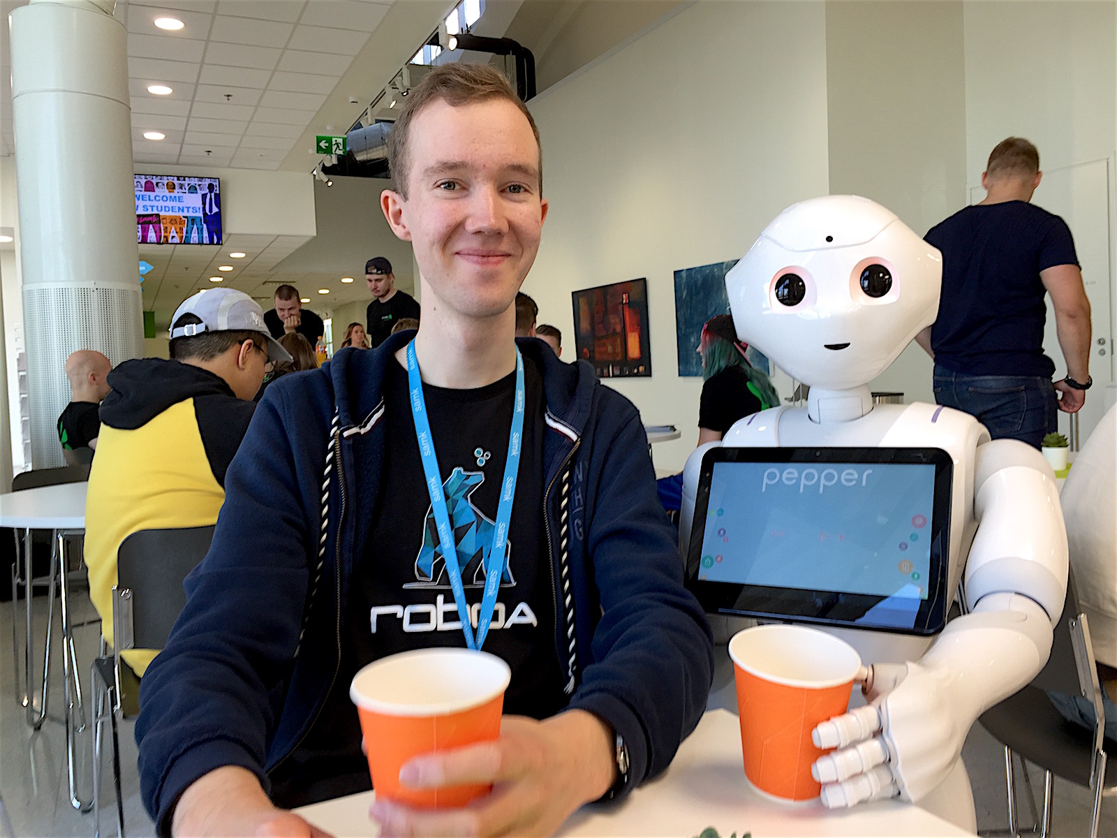 – Haluamme näyttää, ettei robotiikka ole vaikeaa tai mahdotonta. Se on helppoa ja loogisesti toimivaa, vakuuttavat Santeri Saari ja Pepper työpaussilla.