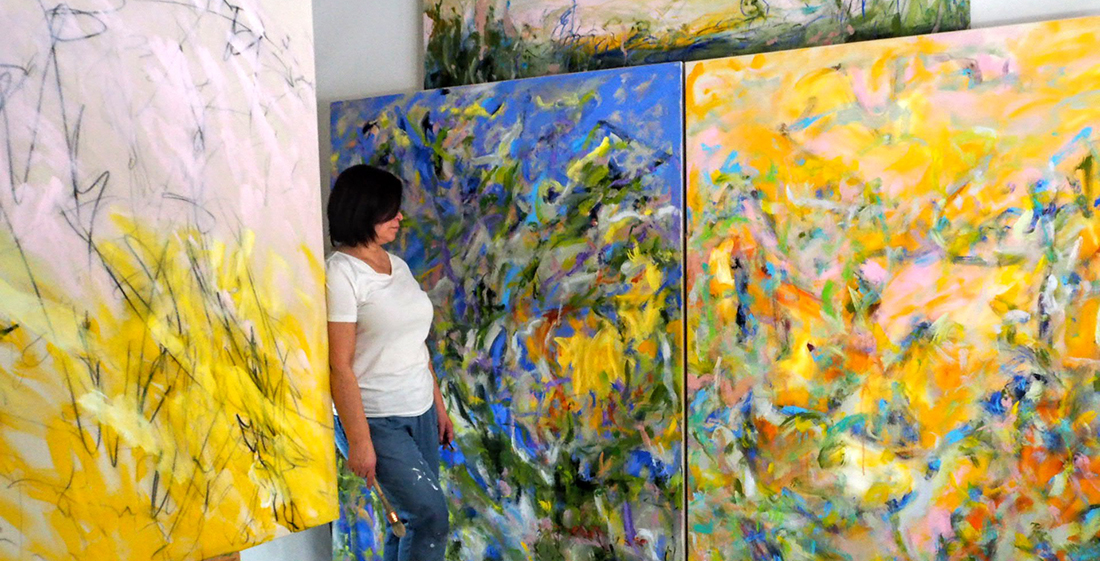 Opiskelija Sari Moilala taulujensa ääressä/Student Sari Moilala in front of her paintings