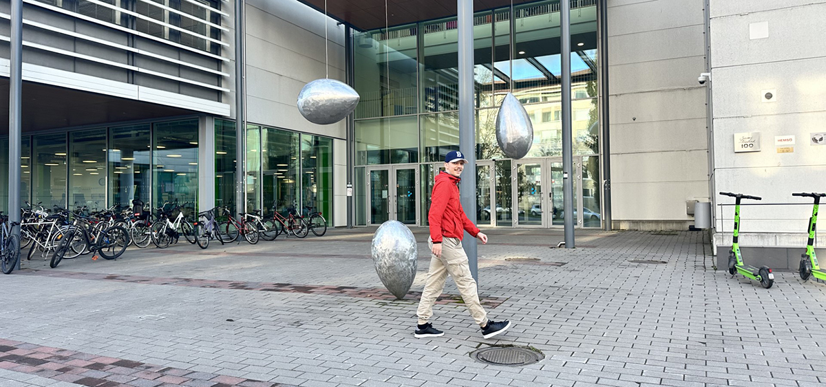 Severi Heiska kävelee ulkona kohti Porin kampuksen pääovea.