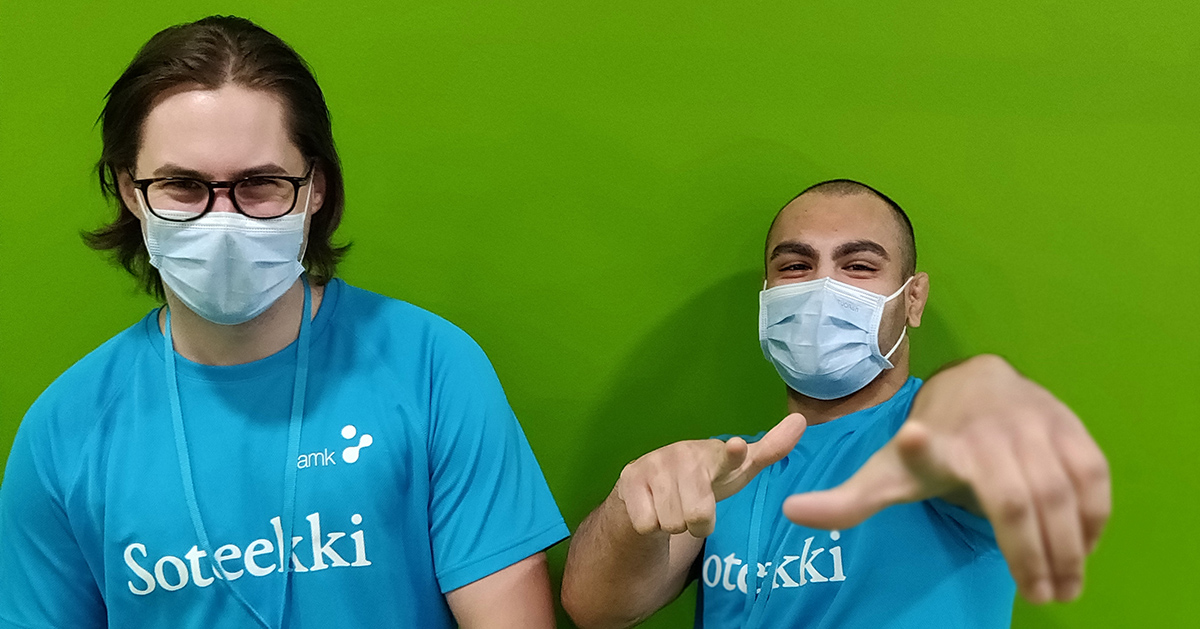 Opiskelijoita maskeissa./ Students in masks.
