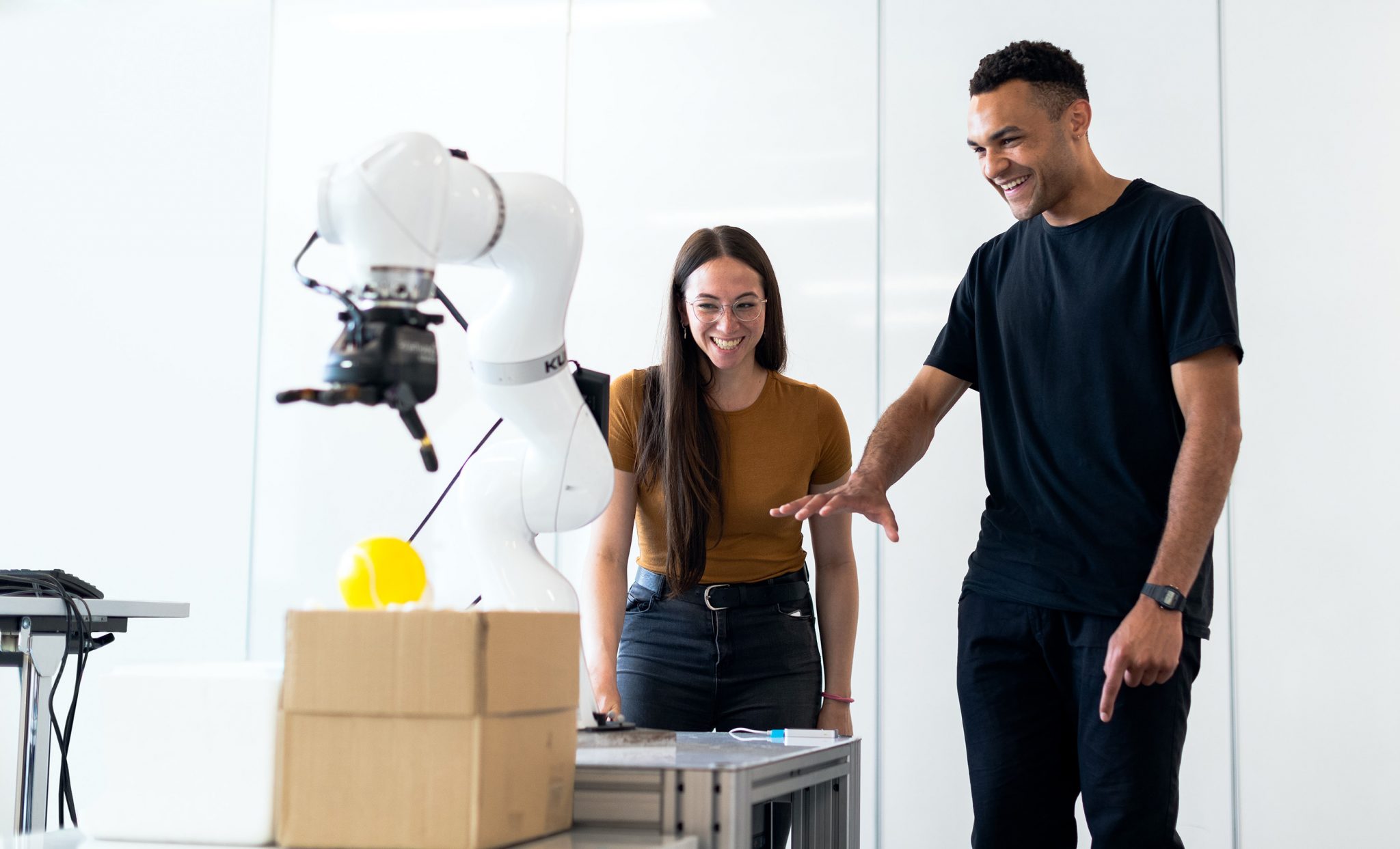 Mies ohjaa robottia kädellään Leap Motion -sensorien avulla.