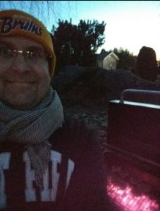 Selfie: mies hämärissä pihallaan