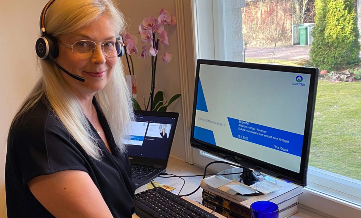 Tiina Rajala opiskelkee kotonaan tietokoneella.