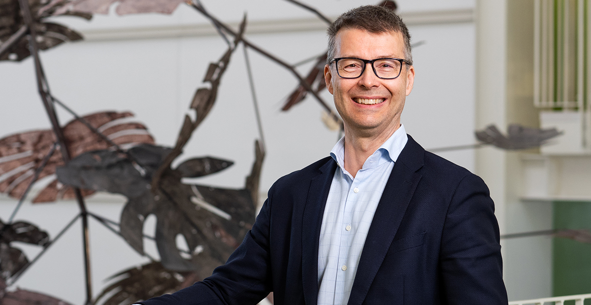Timo Mattila nojaa yhdyskäytävän kaiteeseen Porin kampuksella.
