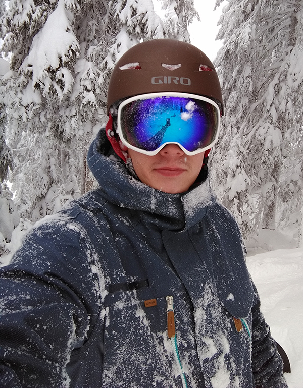 Valtteri Hakamäki lasketteluvarusteissa lumisessa rinteessä.
