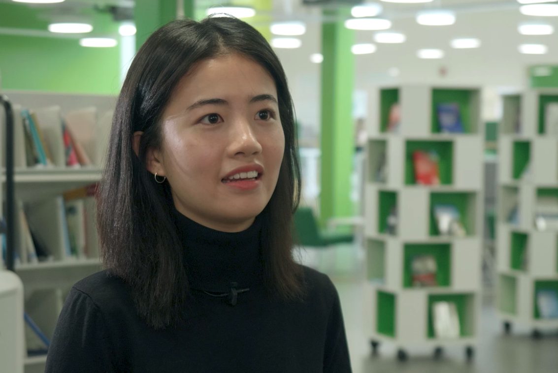 Vietnamese student in SAMK library.