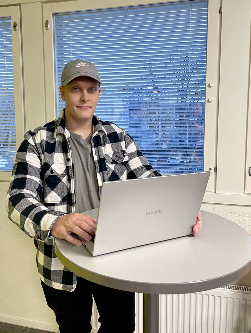 Ville Möykkynen pystypöydän takana.