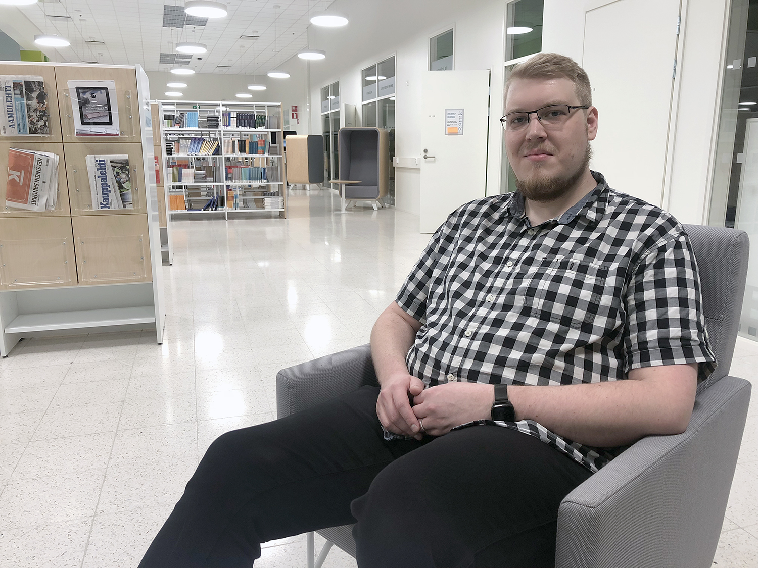 Ville Viitaharju istuu SAMKin kirjastossa.