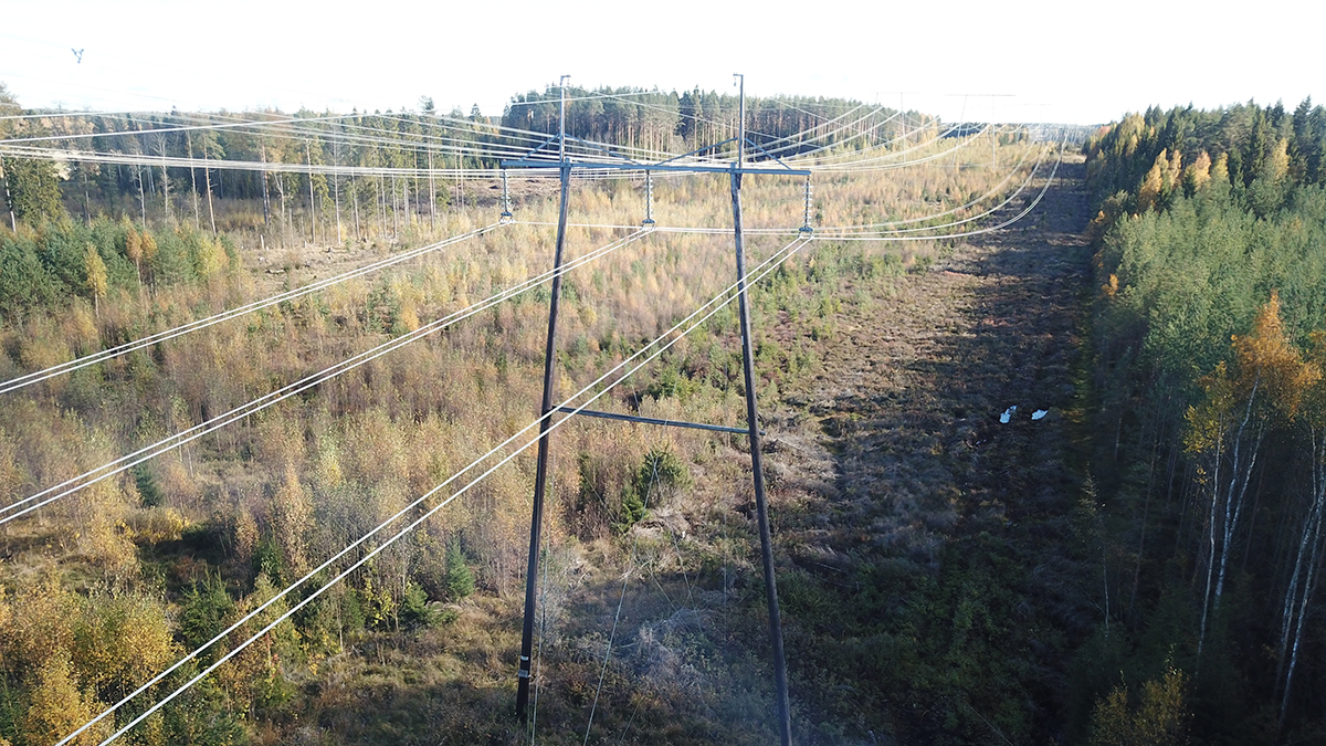Voimajohtoja yläilmoista kuvattuna