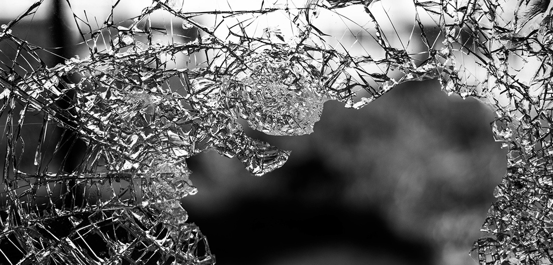 Rikkinäinen lasi / Broken glass