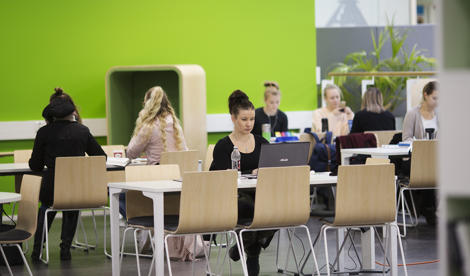 Students at SAMK-campus Pori library.