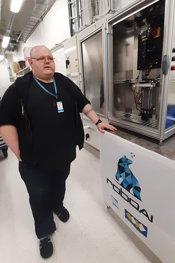 Mies seisoo laser-spektrometrin vieressä.