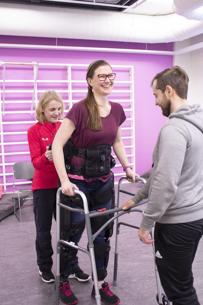 SAMKin henkilökuntaa exoskeleton-robotin käyttöönottokoulutuksessa, menossa kävelytesti..