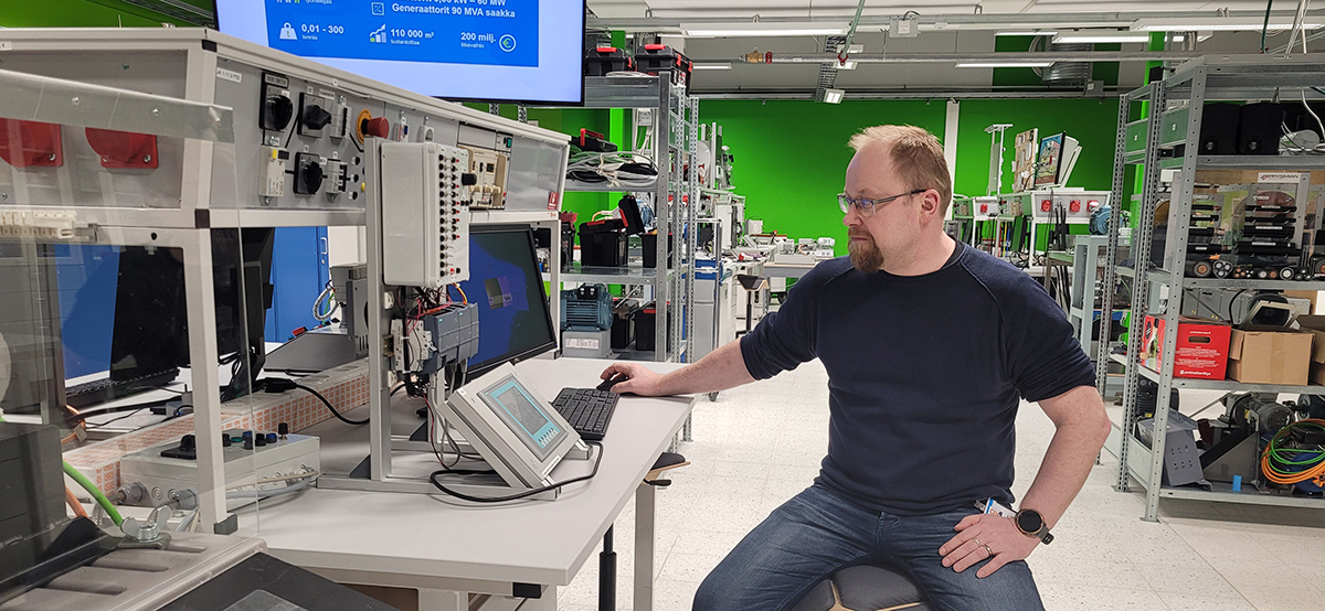 Jari Saarinen tietokoneella laboratoriatilassa.