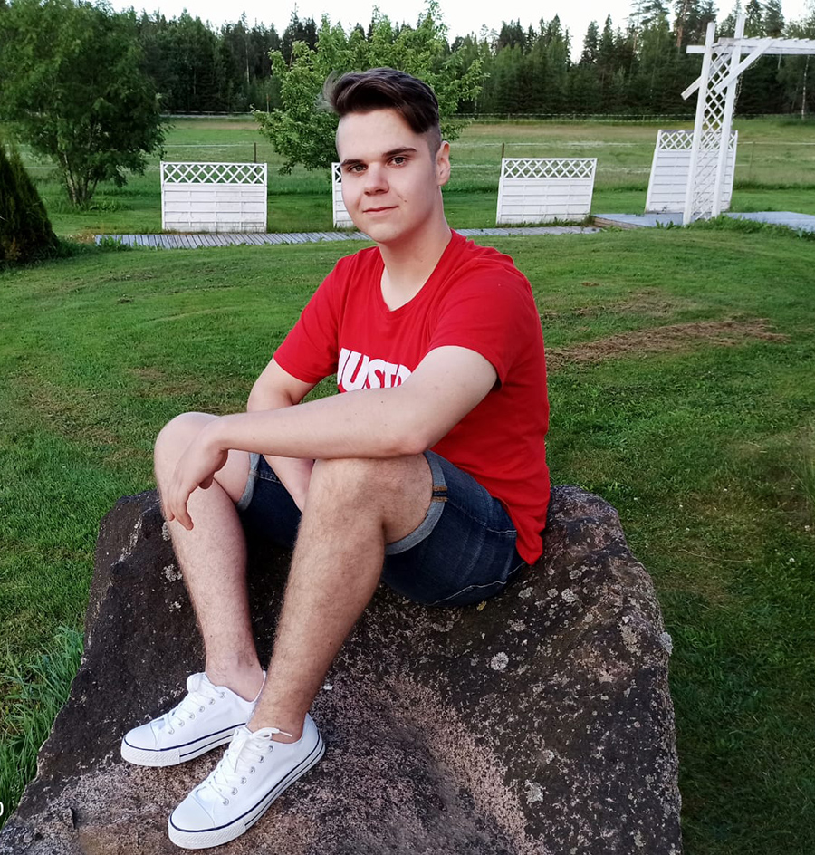 Jore Iivonen istuu pihakivellä.