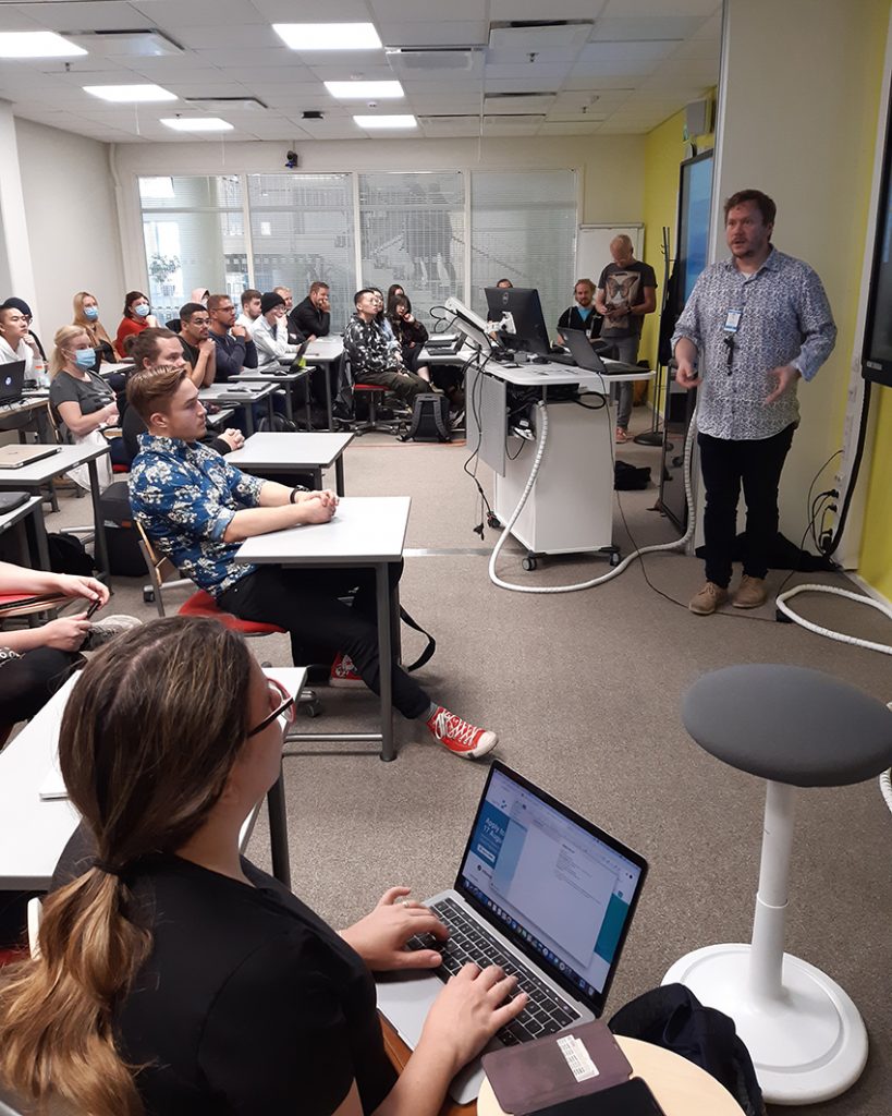 AI-koulutusohjelman opiskelijoiden ensimmäinen oppintunti/ The first lesson for AI students