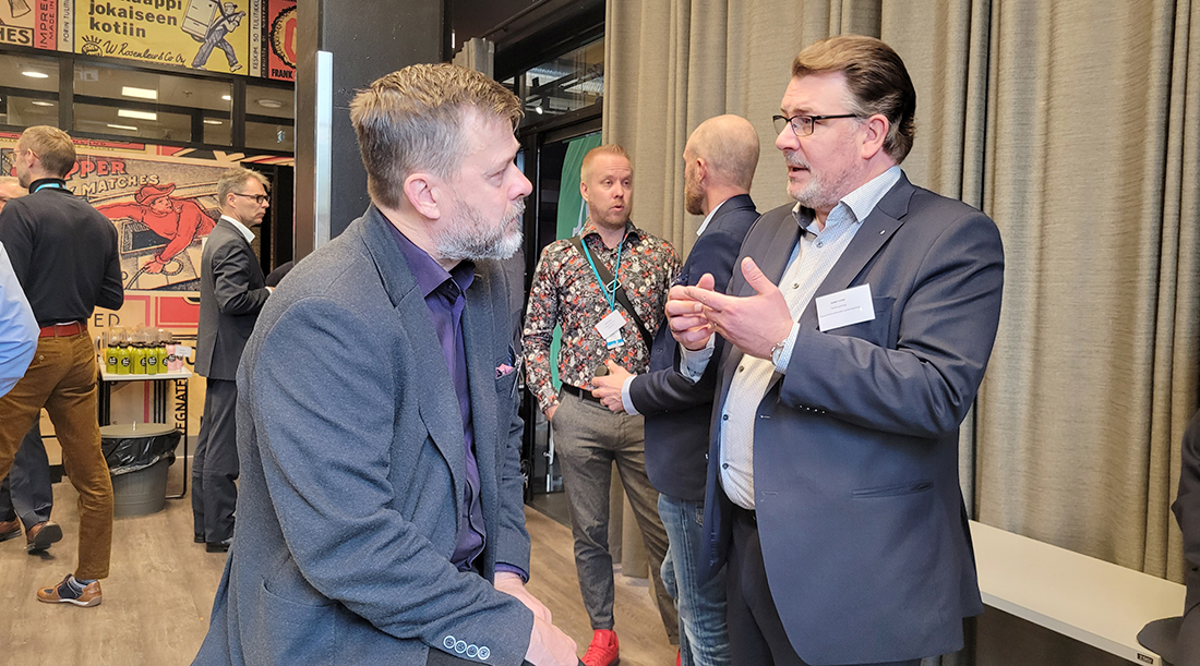 Satakunnan OsuuskaHarri Tuomi (oik.) keskustelee kumppanuustapaamisessa Jari Iisakkalan kanssa.