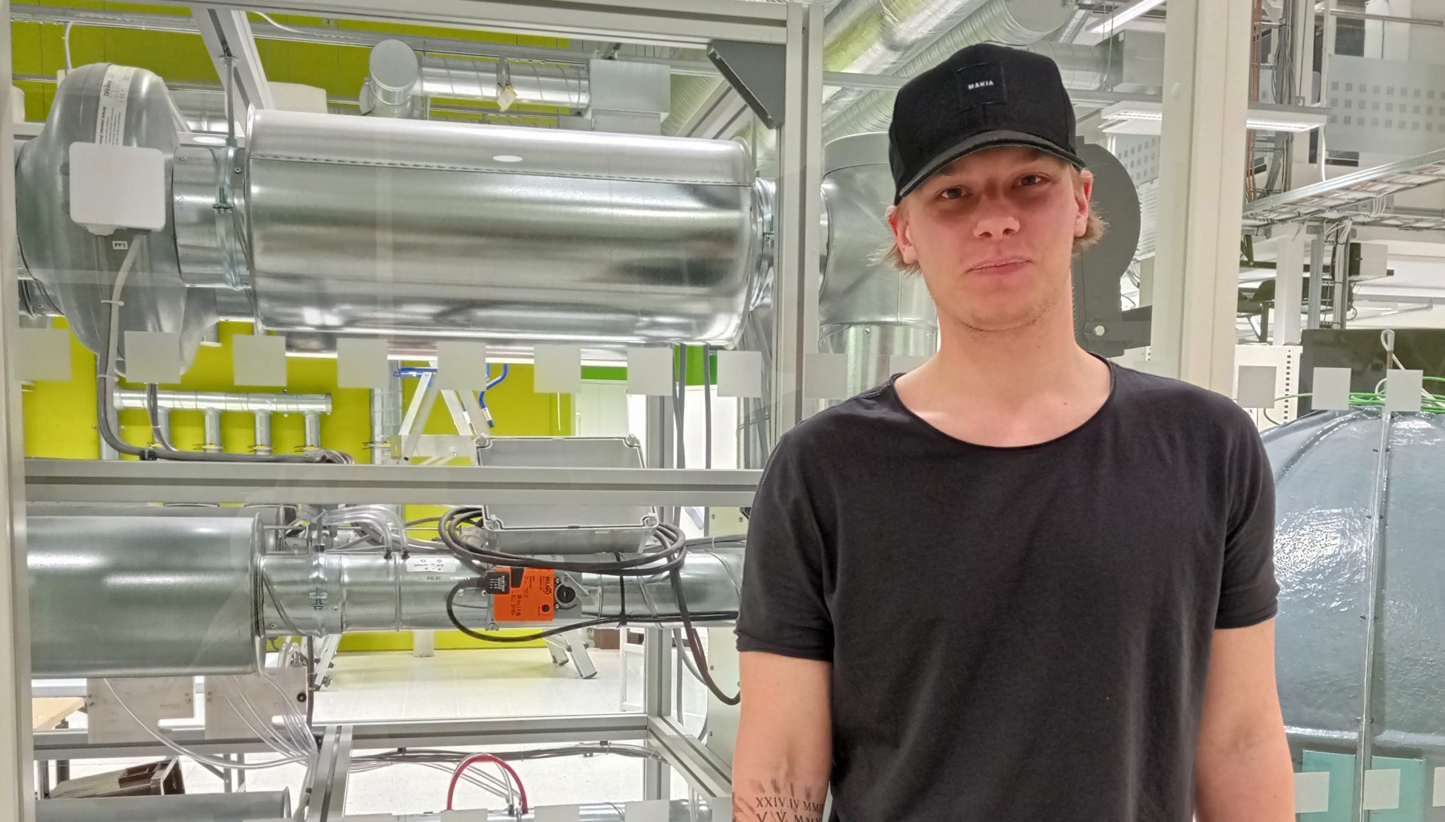 Konsta poseeraa lähikuvassa SAMKin laboratoriotiloissa.
