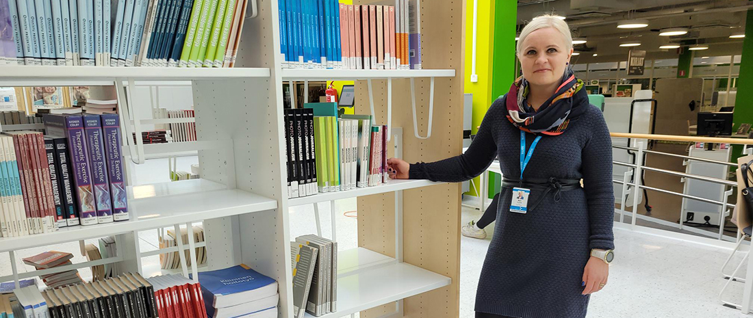 Mari Linna kirjastossa