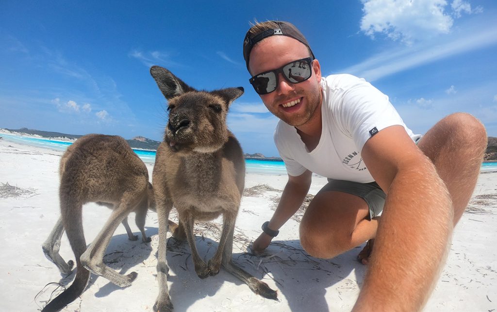 Niko Laurila aurinkorannalla kenguruiden kanssa. Niko Laurila and kangaroos on the sunny beach..