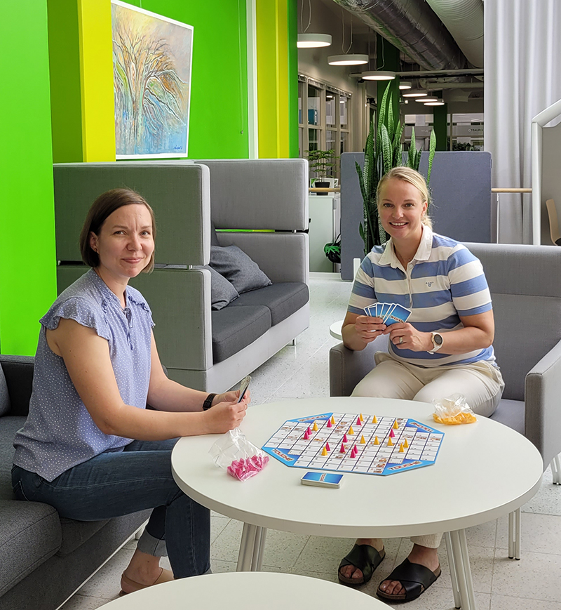 Reetta-Kaisa Kuusiluoma ja Maija Penttilä pelaavat 