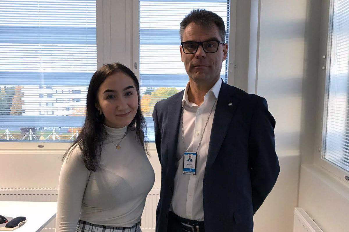 Lukiolainen ja rehtori Jari Multisilta kokoustilassa.