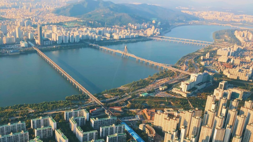 Kuva Lotte World Tower’ista Soulin yltä.