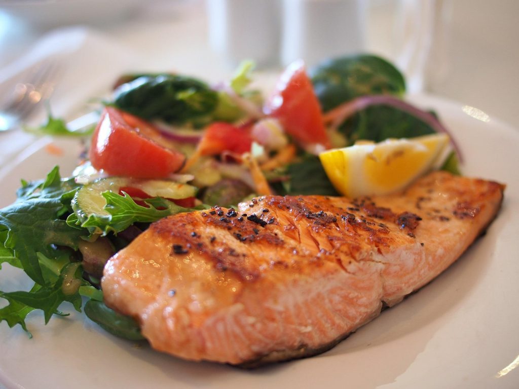 Lohta ja salaattia / Salmon and salad