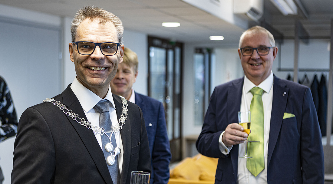 Rehtori Jari Multisilta hopeakäädyissä ja taustalla Satakunnan kauppakamarin puheenjohtaja Pekka Ekberg.