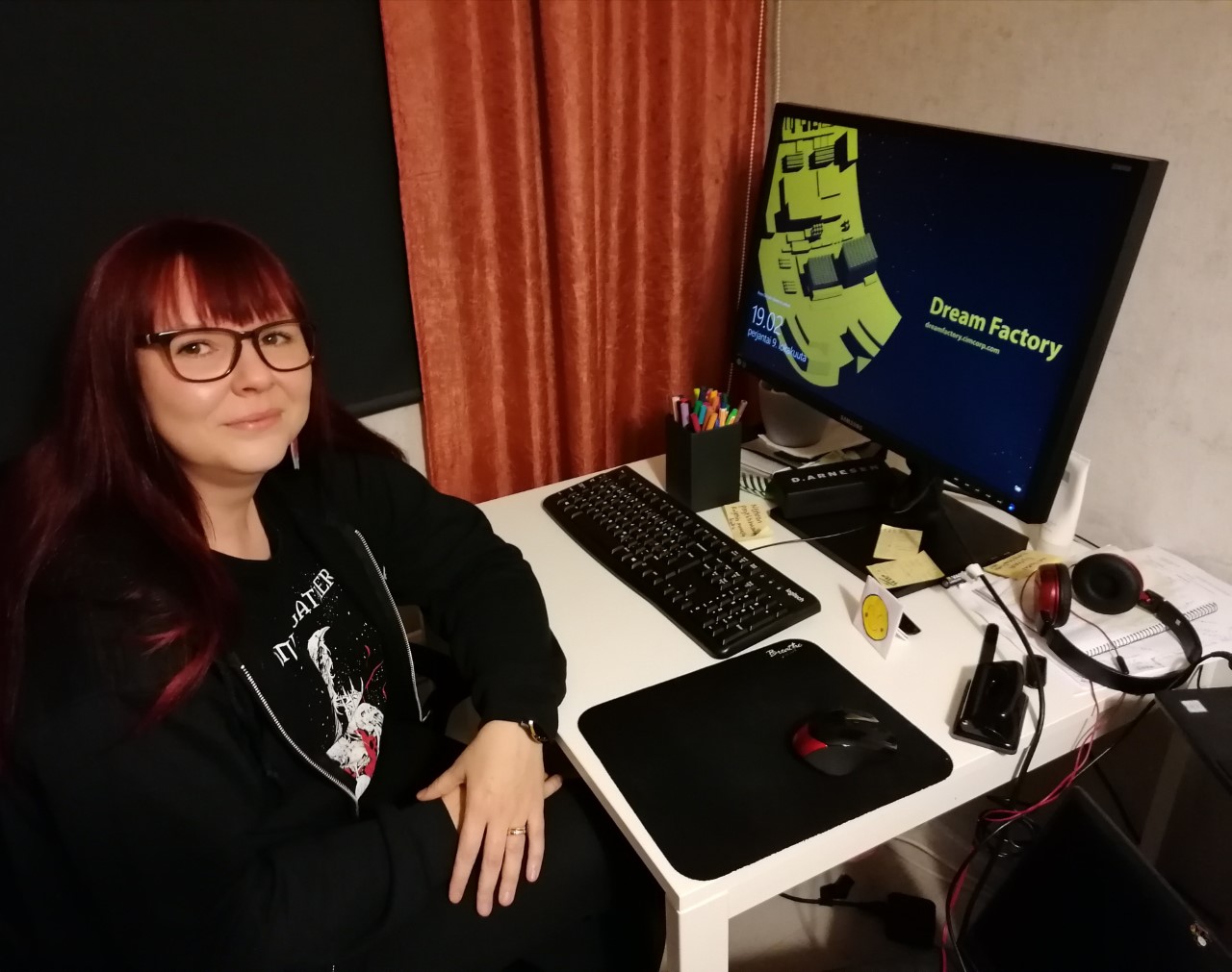 Sanna Sipponen istuu tietokoneen ääressä.