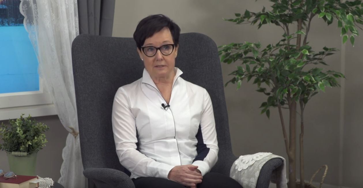 Sirpa Jaakkola-Hesso istuu nojatuolissa, ruutukaappaus Tervetuloa kotiin -ohjelmasta
