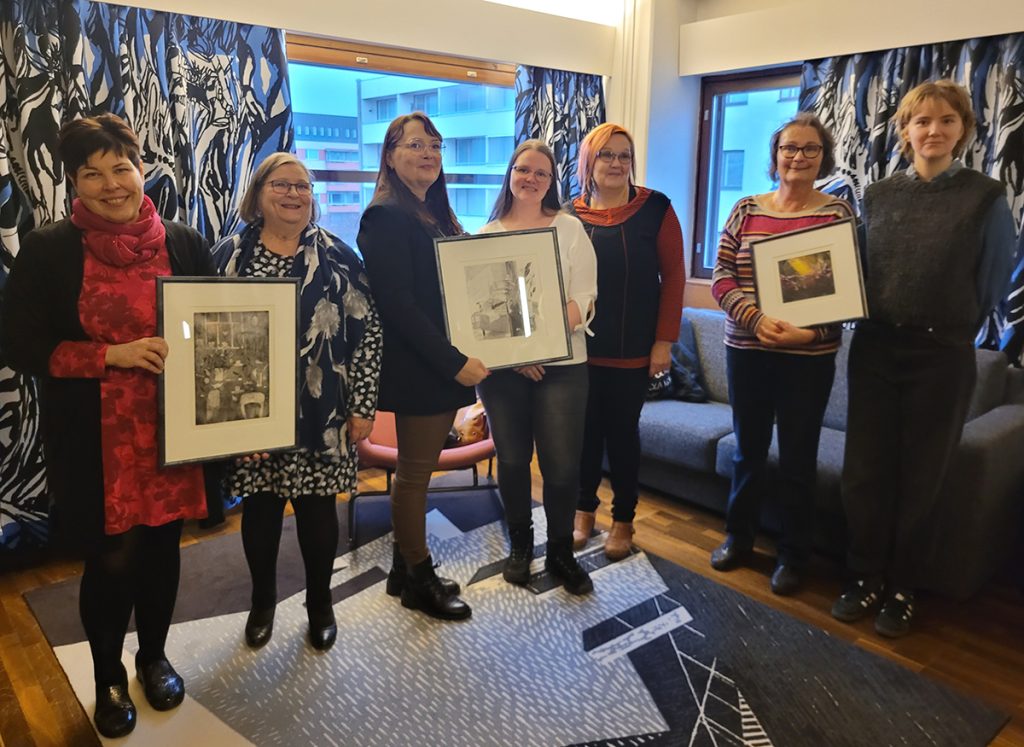Yhteiskuva taideteemaisessa huoneessa, taiteilijat ja taulunsaajat