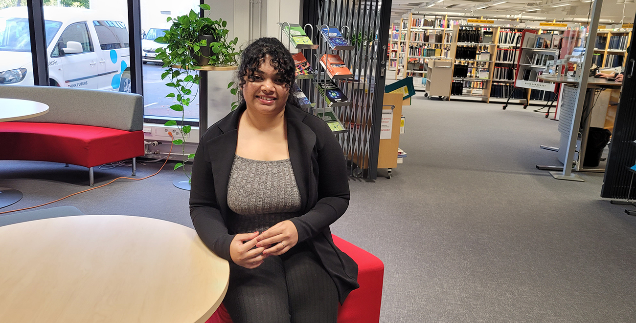Christabel Fernando kirjastossa / Christabel Fernando in the library.