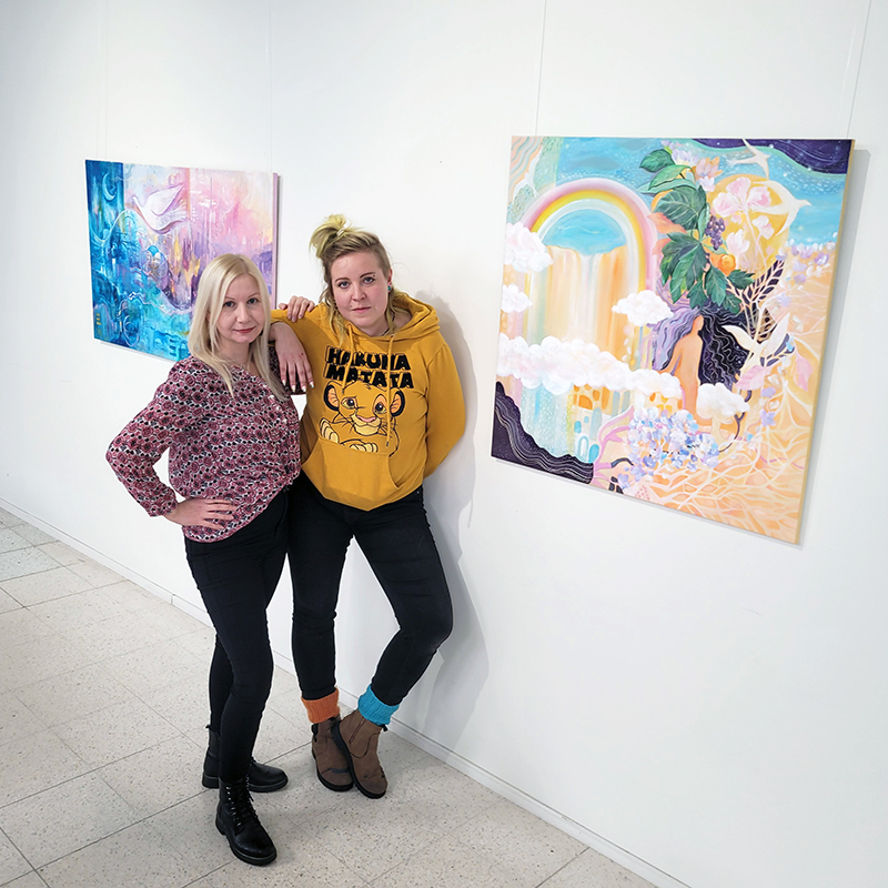Taiteilijat poseeraavat Galleria Taidekäytävällä