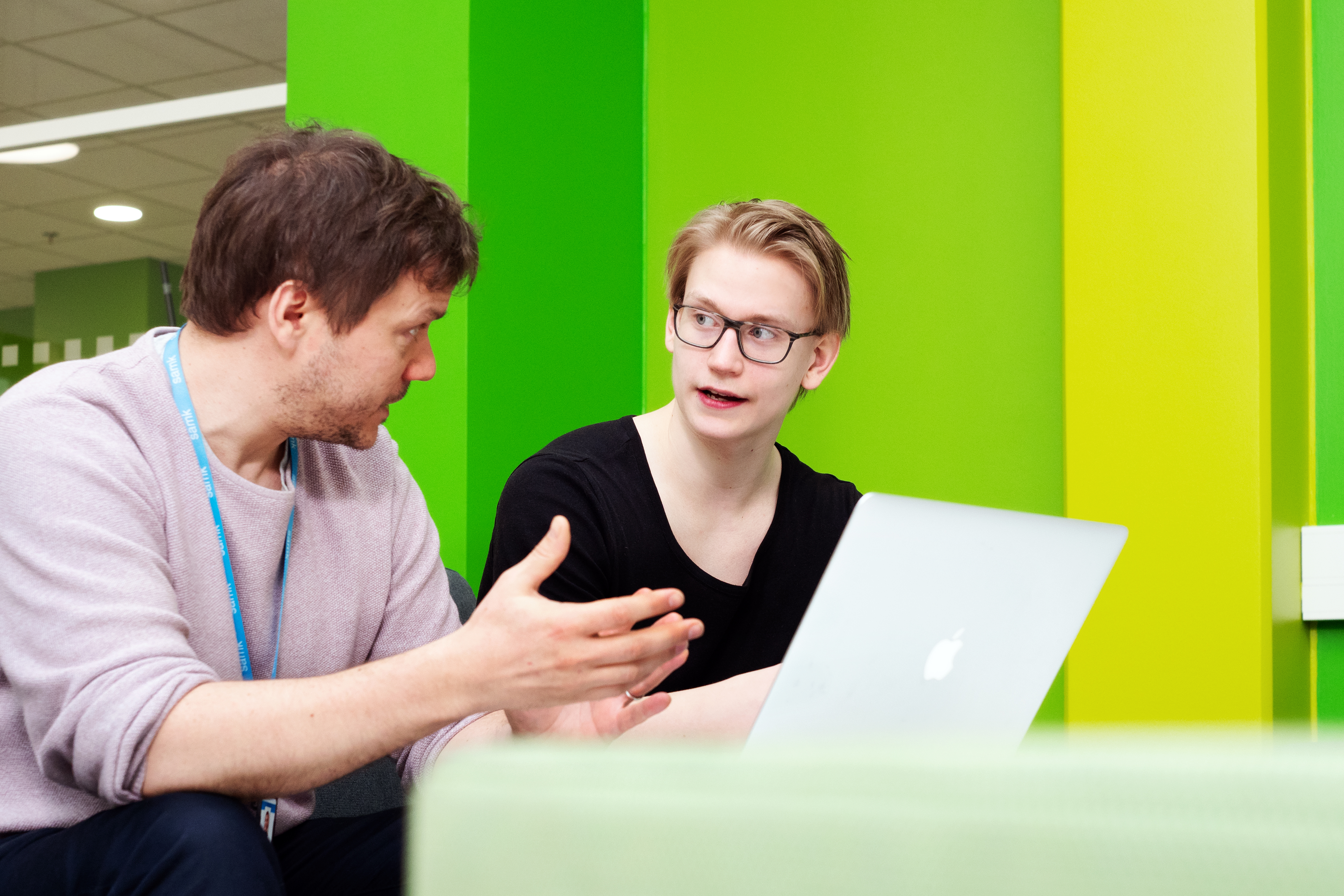 A SAMK teacher and a student talking.