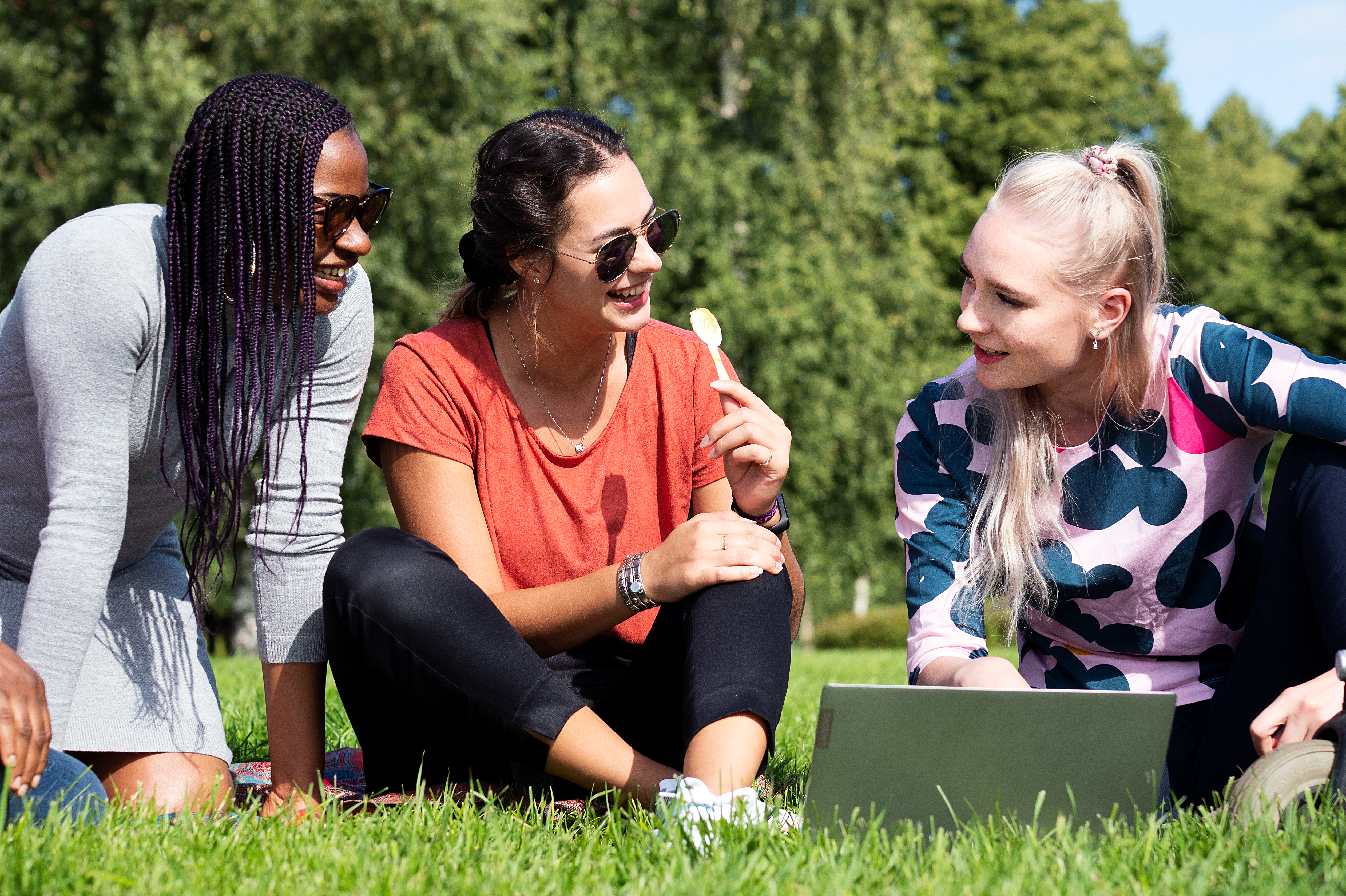 SAMK students studying outside during summer.
