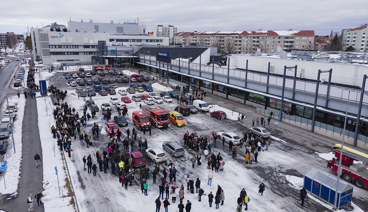 Kuva evakuiontipaikalta Porin kampuksen pihasta.