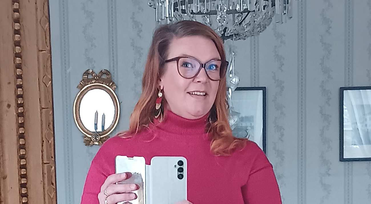 Hanne-Mari Karhunen kuvaa itseään peilin kautta.