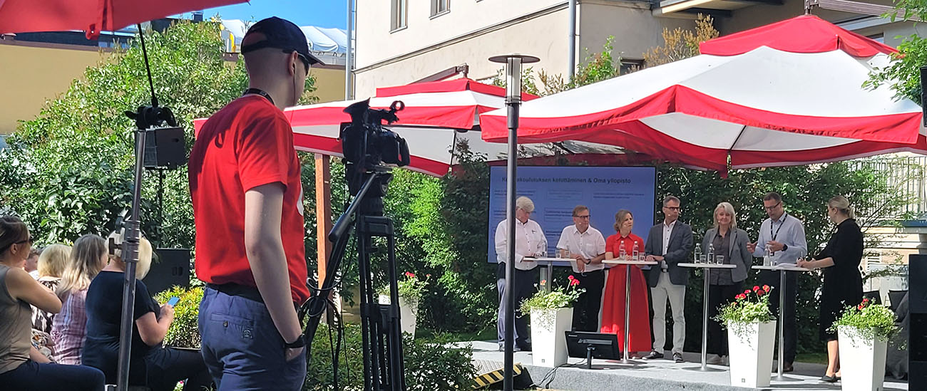 SuomiAreena keskustelun osallistujat ja videokuvaaja