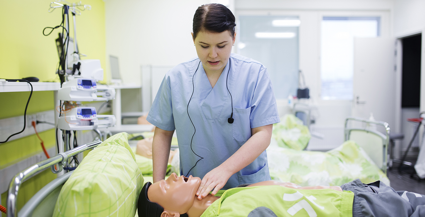 The photo shows SAMK nursing simulation room. SAMK nursing simulation room, student and patient care manikin.