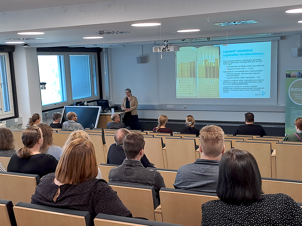 Kuvassa Merimäen kampuksen auditoriossa olevaa seminaariväkeä.