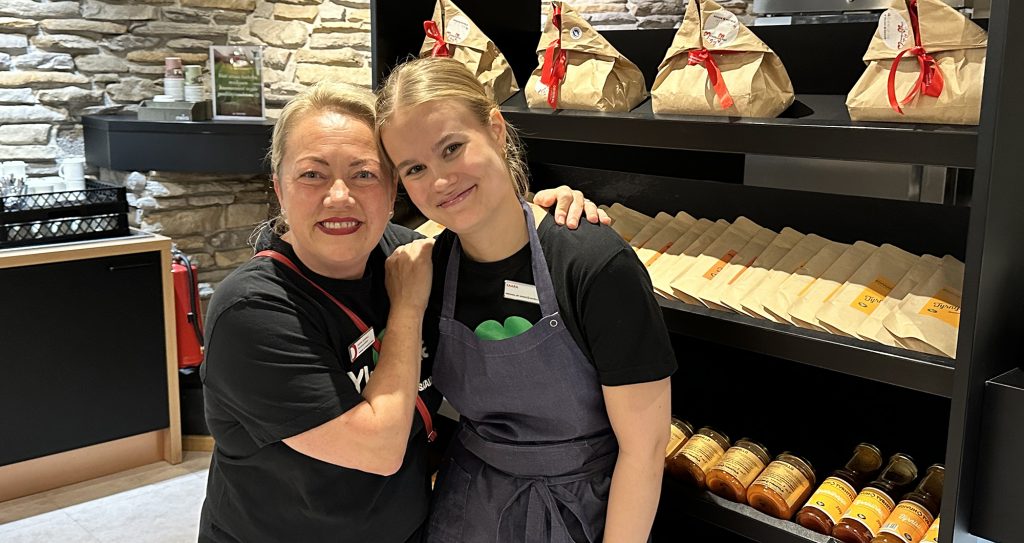Janina Sundell ja Saara Haapala kertoivat Business Weekin osallistujille hotelliaamiaisen vastuullisuudesta.