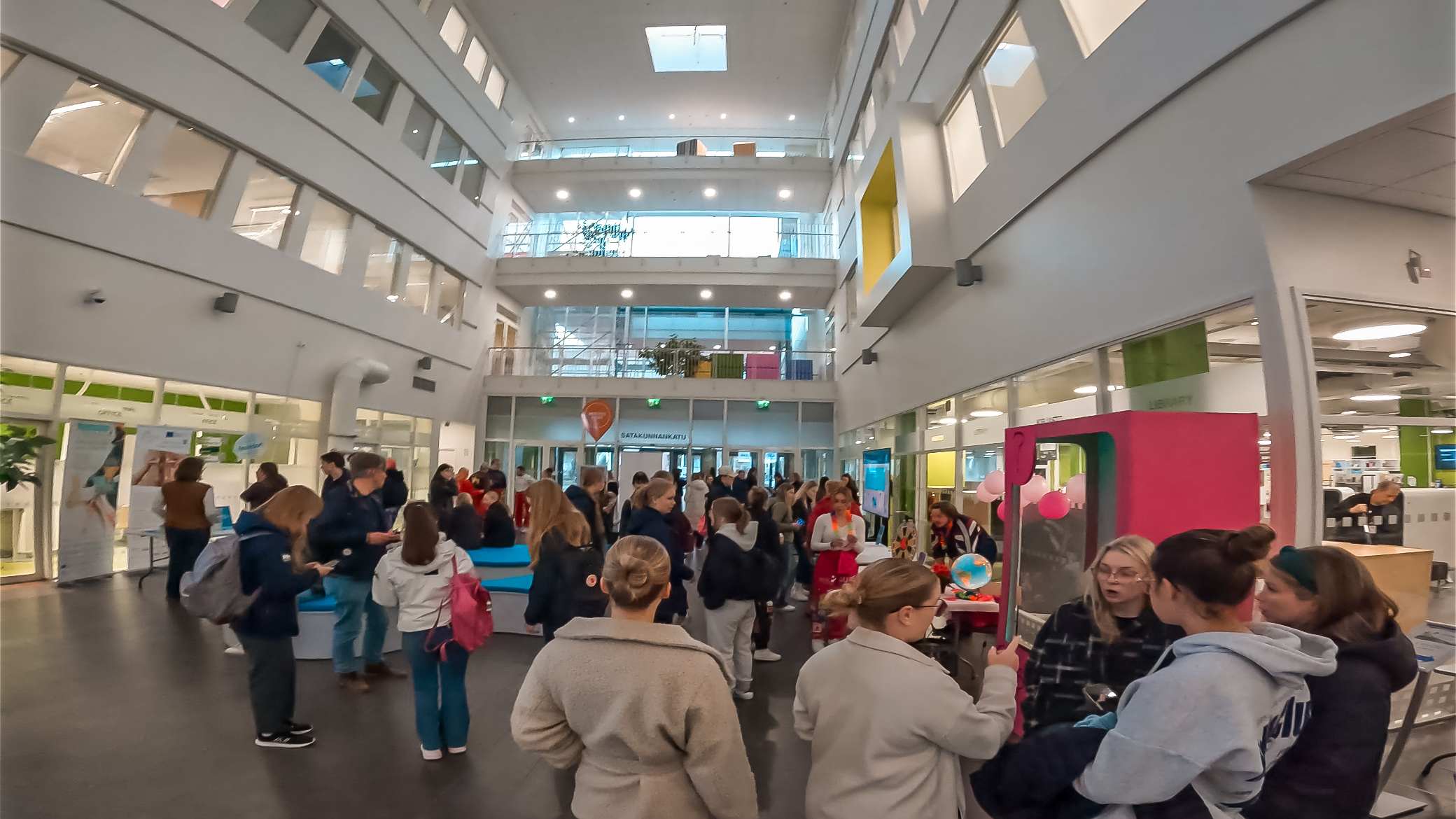 Opiskelijoita kampuksen ala-aulassa.