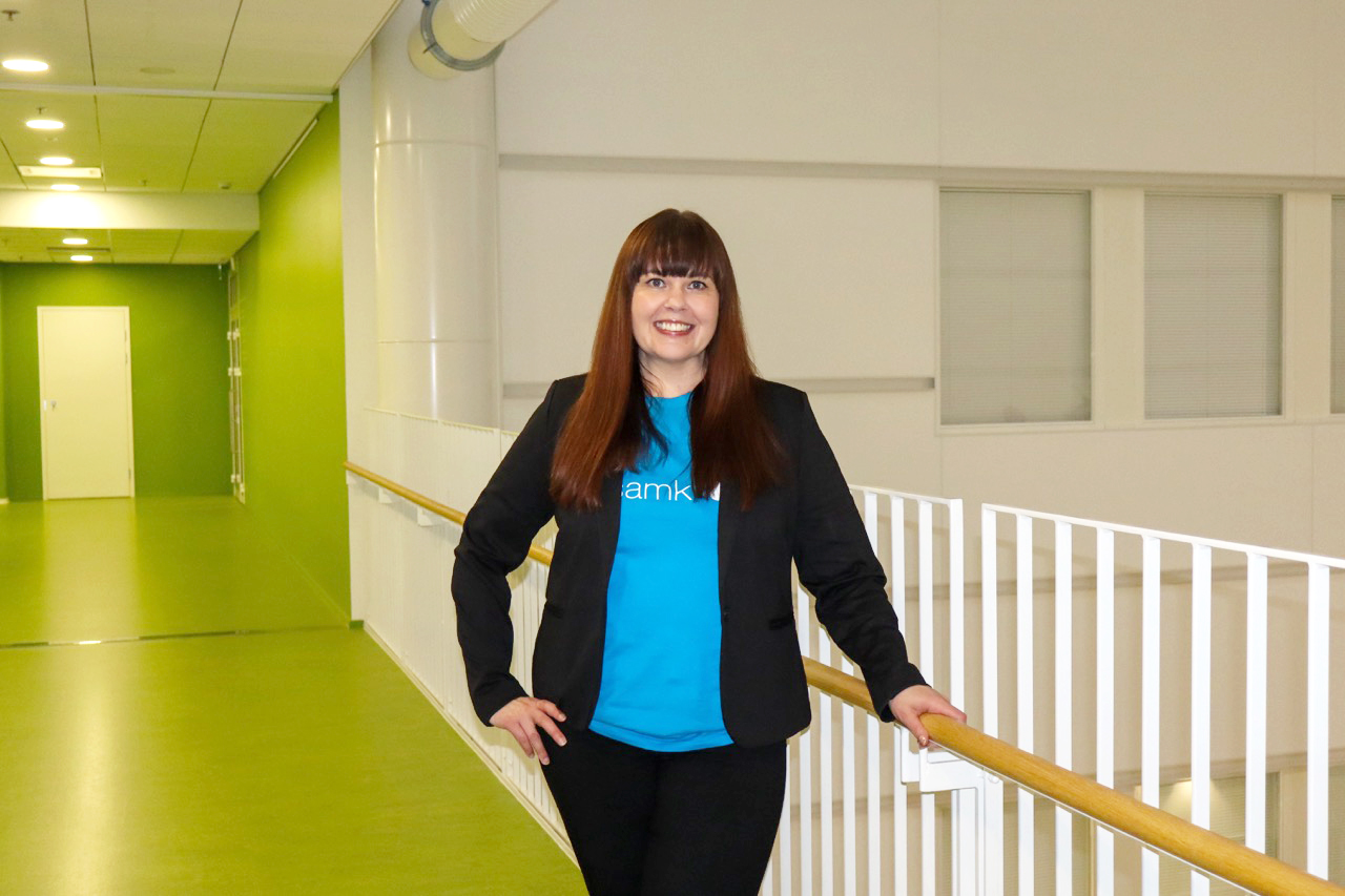 Tanja Vaitiniemi SAMKin kampuksen käytävällä.